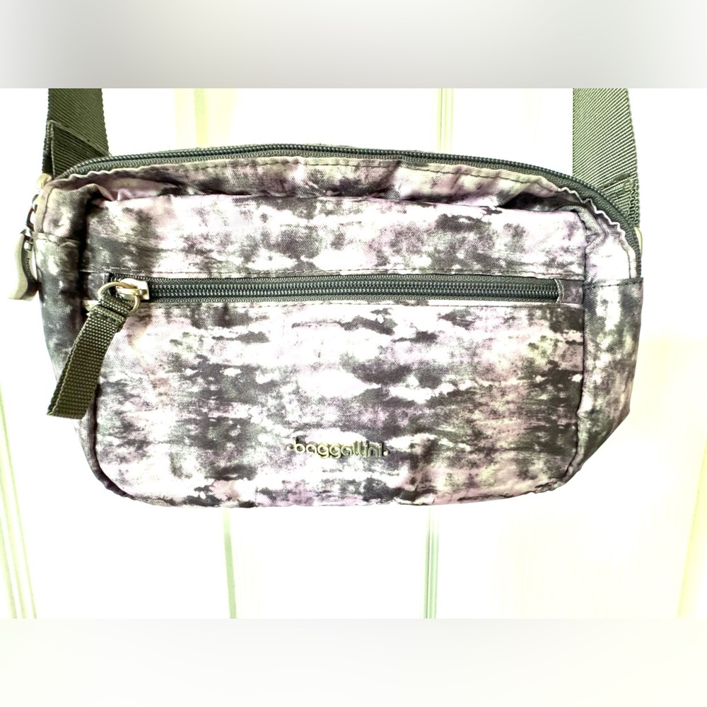 Baggallini Crossbody Shoulder Bag Tie Dye Purple Gray Print 10"x7" Purse - Picture 2 of 13